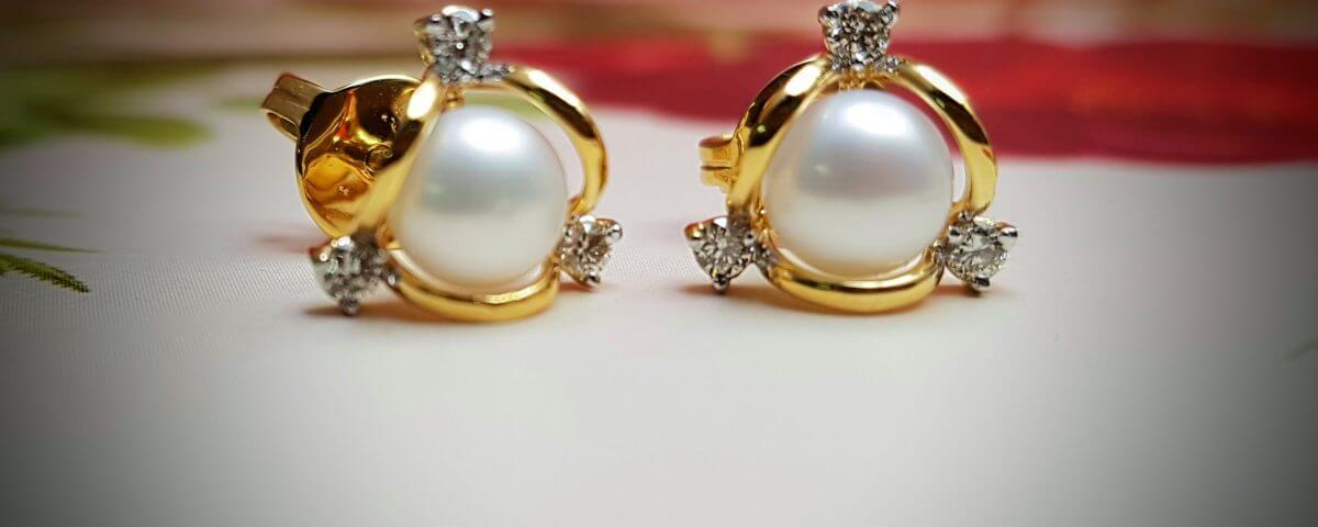 Pearl and Diamond Ear Studs in 18K Gold, Giri Collections