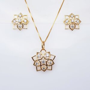 Diamond Pendant Set in 18K Gold, Giri Collections