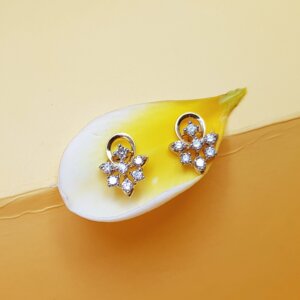 Diamond Ear studs in 18K Gold, Giri Collections