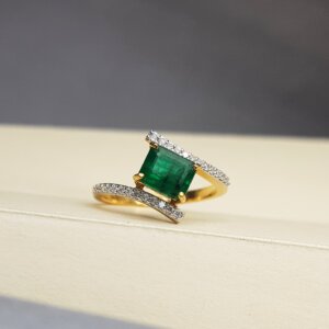 Emerald and Diamond Ring in 18K Gold, Giri Collections