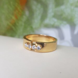 Diamond Band Ring in 18K Gold, Giri Collections