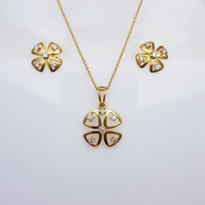 Floral pattern Diamond Pendant set in 18K Gold, Giri Collections